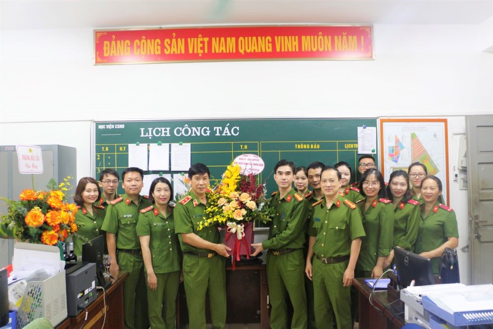 Trung tướng, GS. TS Trần Minh Hưởng, Giám đốc Học viện gặp mặt và chúc mừng đơn vị